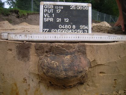 Tentst_zonderboergeenvoer_Ingegraven middeleeuwse pot gevonden langs Brabantstraat_Oss_2010 (jpg) Tentst_zonderboergeenvoer_Ingegraven middeleeuwse pot gevonden langs Brabantstraat_Oss_2010 (jpg)